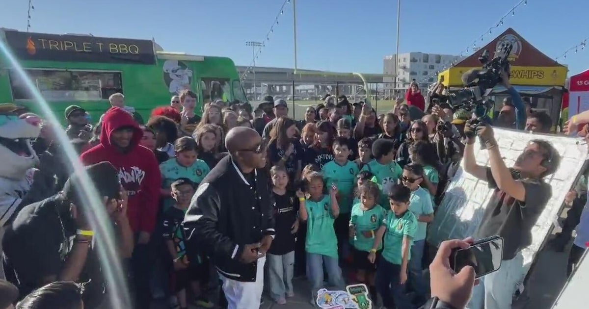 Too Short Shoots Music Video at Oakland Ballers Game