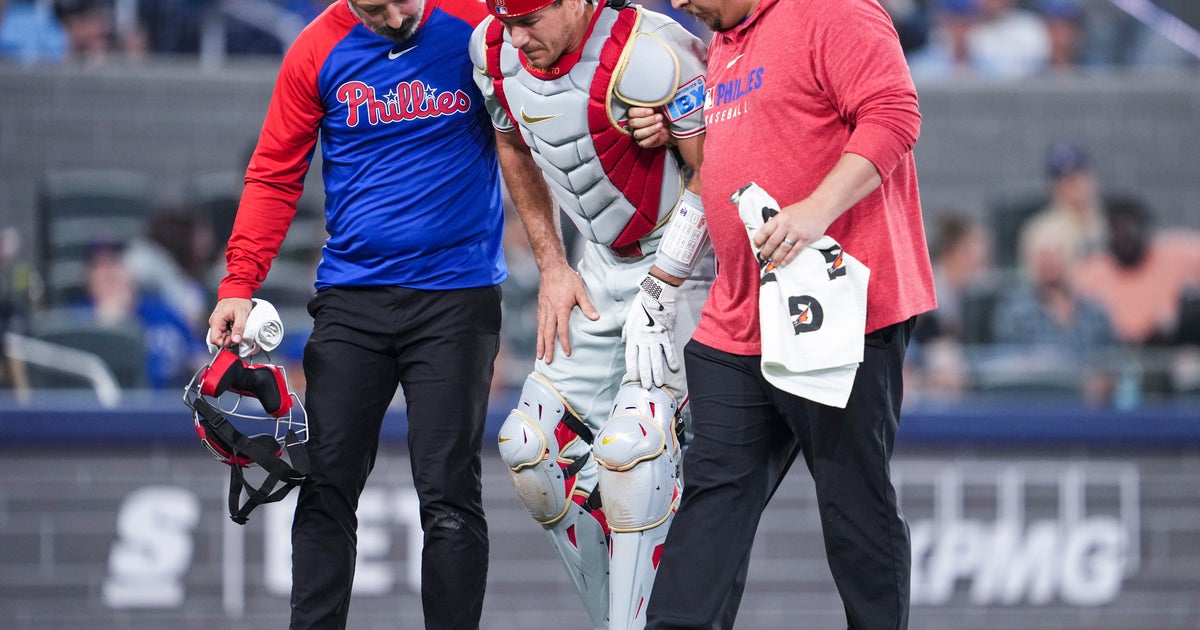 Blue Jays Edge Phillies 2-1 as Realmuto Exits Late