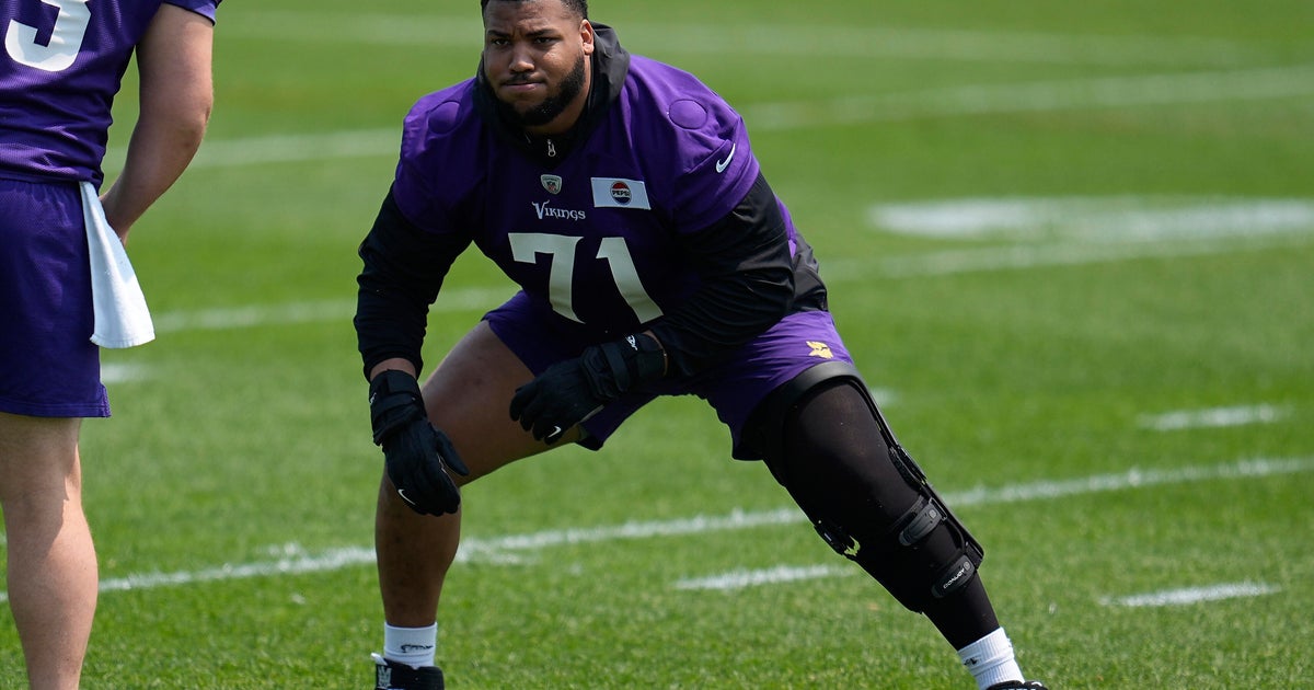 Christian Darrisaw Returns to Minicamp After Knee Injury