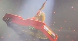 Beyoncé Overcomes Technical Glitch During Houston Concert