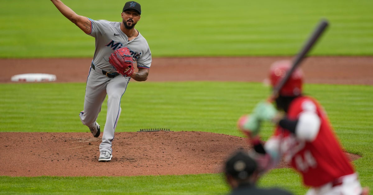 Reds Overpower Marlins 7-2, End Miami's 11-Game Road Winning Streak