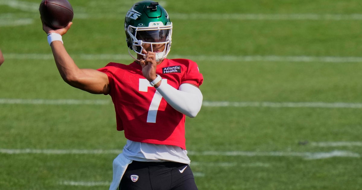 Justin Fields Suffers Dislocated Toe at Jets Training Camp