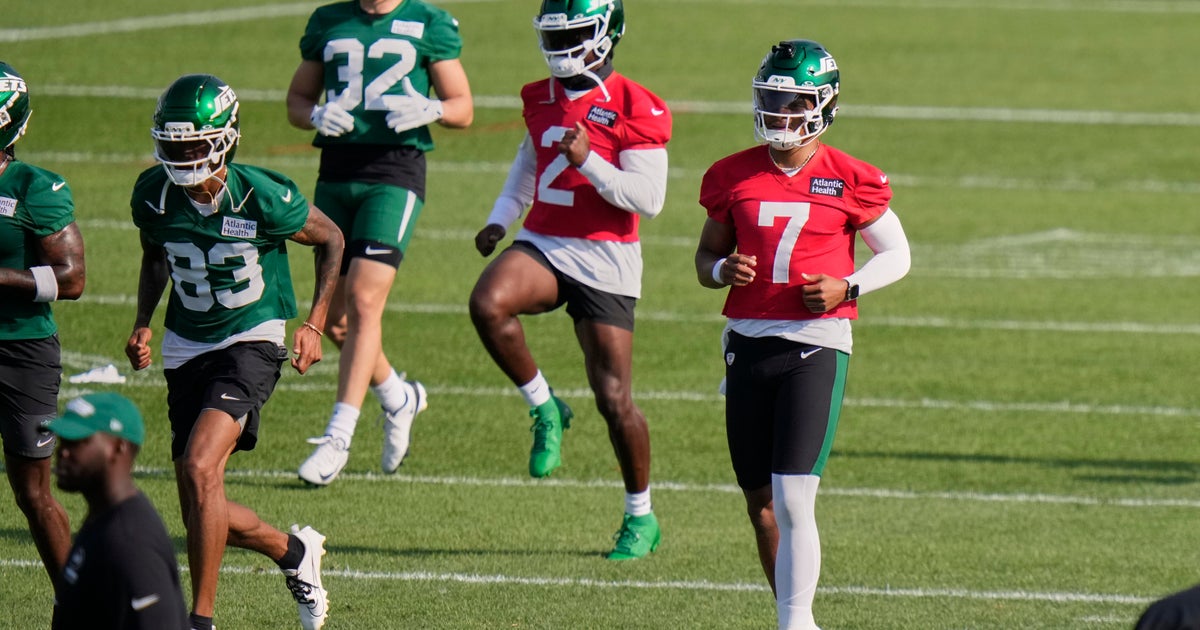 Justin Fields Returns to Jets Practice Following Toe Injury
