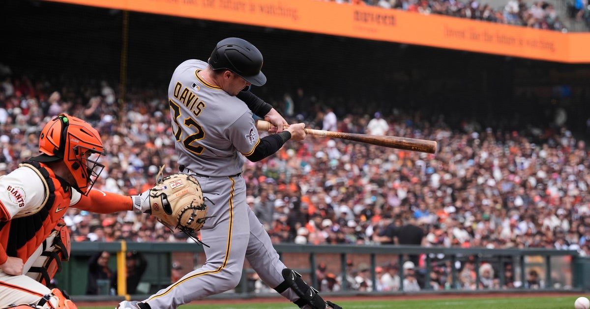 Pirates Edge Giants in 10 Innings, Complete Sweep