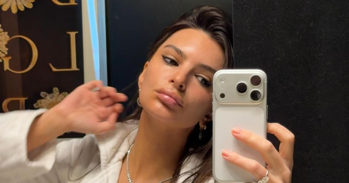 Emily Ratajkowski Goes Bare to Flaunt Her 'Tan Line'