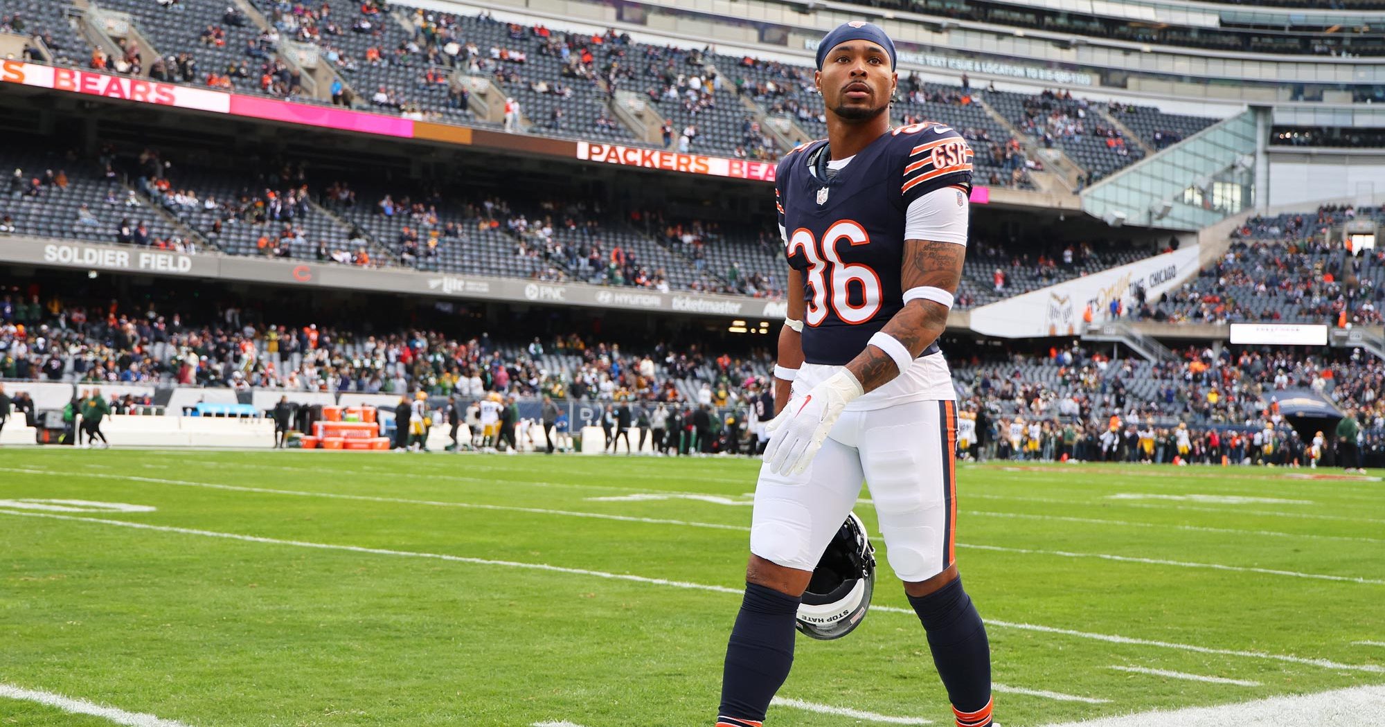 Jonathan Owens Mimics Simone Biles' Gymnastics Salute in Bears Game, Winning Hearts